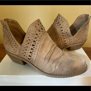 Tan Report Bootie Size 9